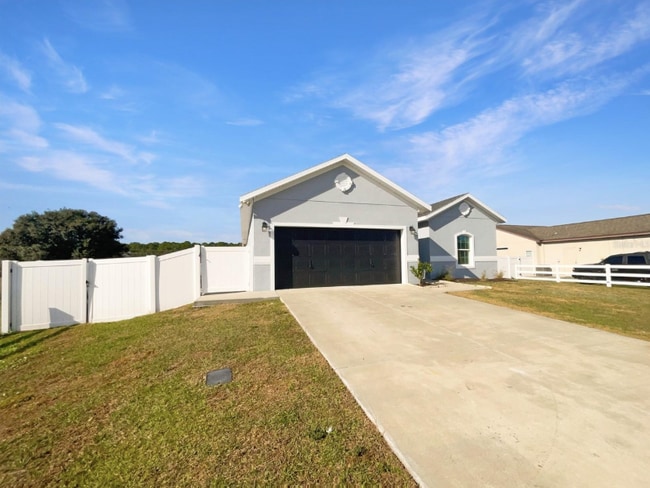 Building Photo - 1045 James Dr