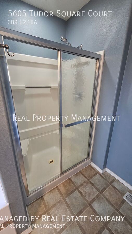 Building Photo - 5605 Tudor Square Ct