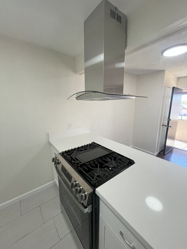 Building Photo - Upstairs Unit!! Under New Management!! Und...