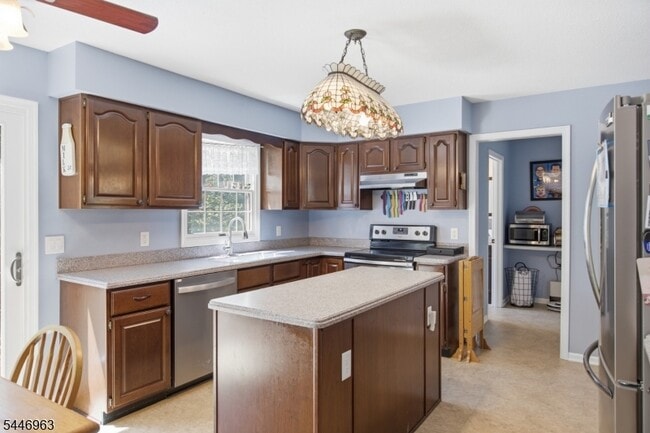 Building Photo - 2057 Lakeside Dr W