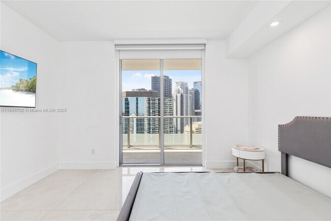Building Photo - 1300 Brickell Bay Dr