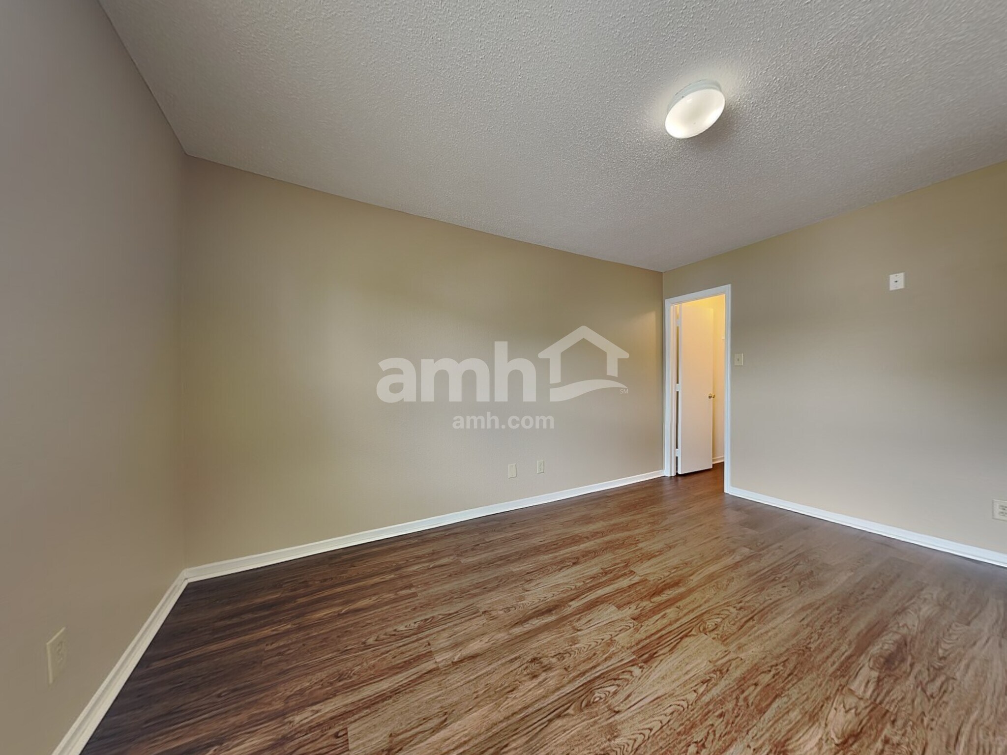 Building Photo - 14470 Forsythia Ln