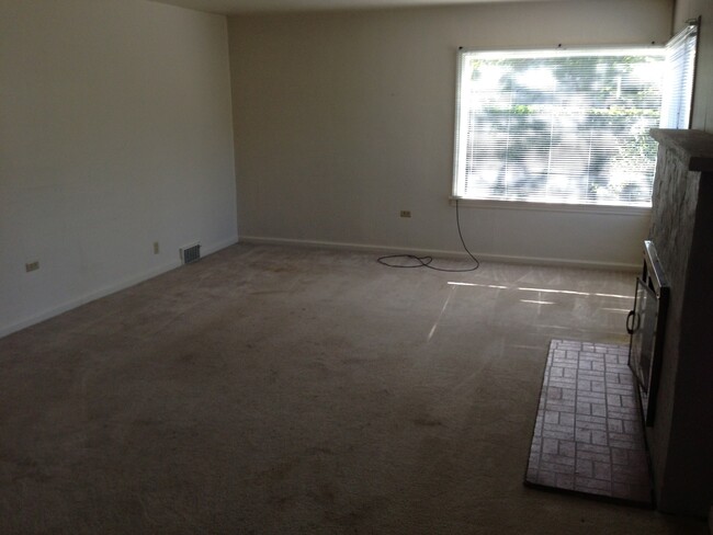 Building Photo - Great 3Bed/1.25 bath in Sweet Location!!