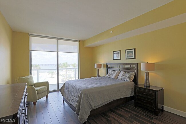 Building Photo - 3000 Oasis Grand Blvd