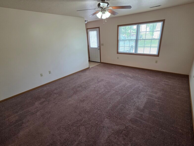 Building Photo - 1003 S Riggen St