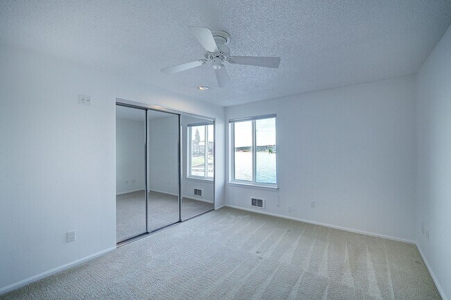 Building Photo - 2Bd/1.75Ba Kirkland Condo