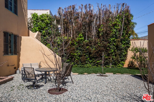 Building Photo - 1122 S Hayworth Ave