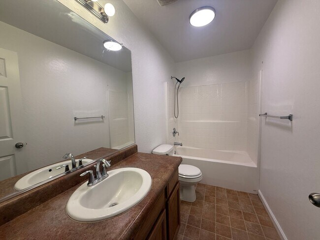 Building Photo - 3-bedrooms and two bathrooms home located in Visalia, CA