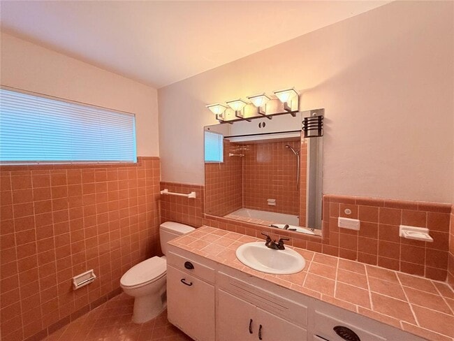 Building Photo - 5915 Sunshine Dr
