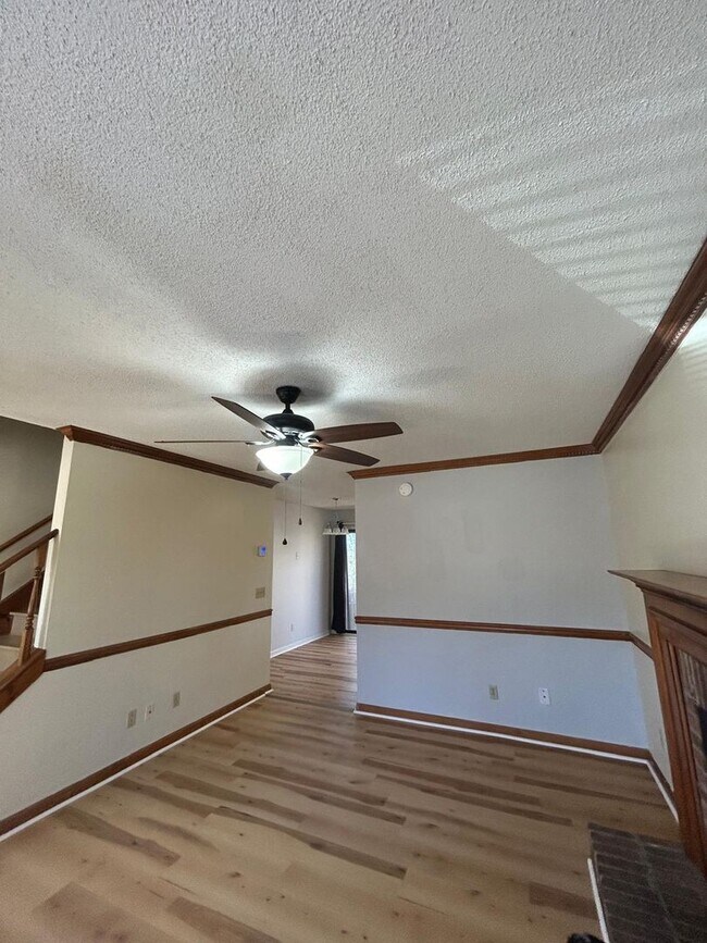 Building Photo - 10 Crescent Ln