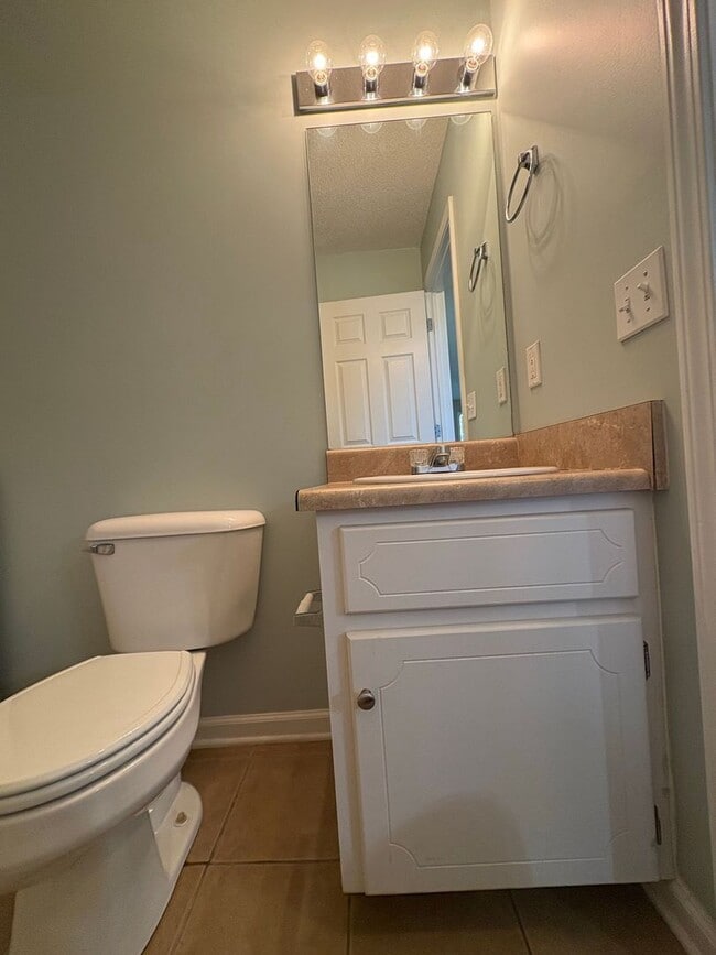 Building Photo - WAKEFIELD SUBDIVISION - Double Garage!  GRANITE COUNTERTOPS.