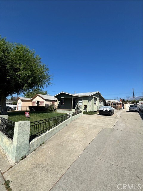 Building Photo - 646 W Belmont St