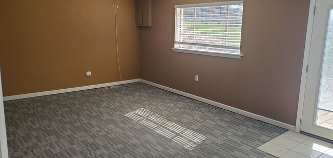 Building Photo - 4 bd, 2 ba, old SW Columbia, corner lot, great shape, fenced, hardwoods, W/D