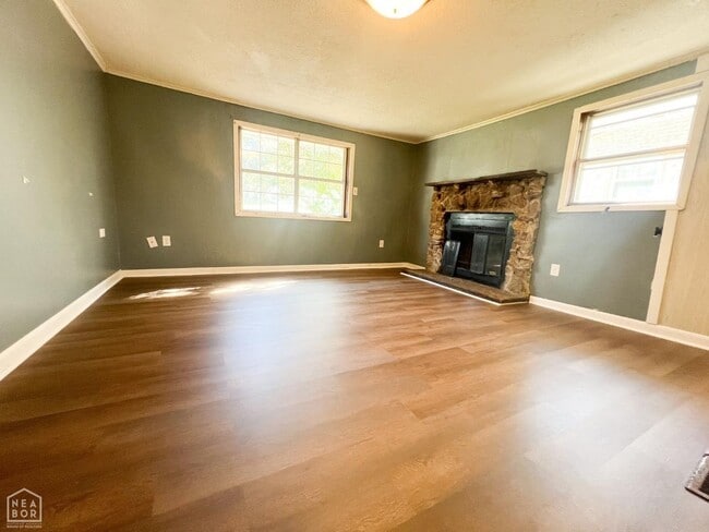 Building Photo - 3 Bedroom Home with Quick Access to Downto...