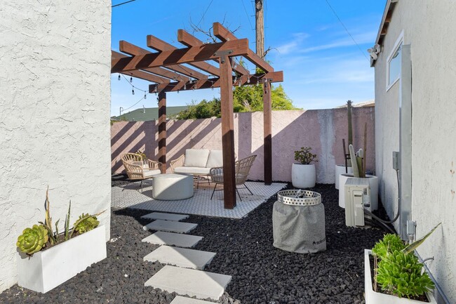 Building Photo - 1249 W 56th St