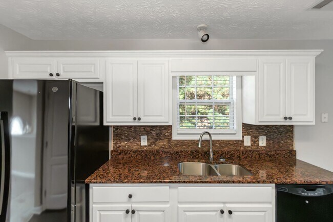 Building Photo - Spacious 4-Bedroom Split Foyer with 3 Bath...