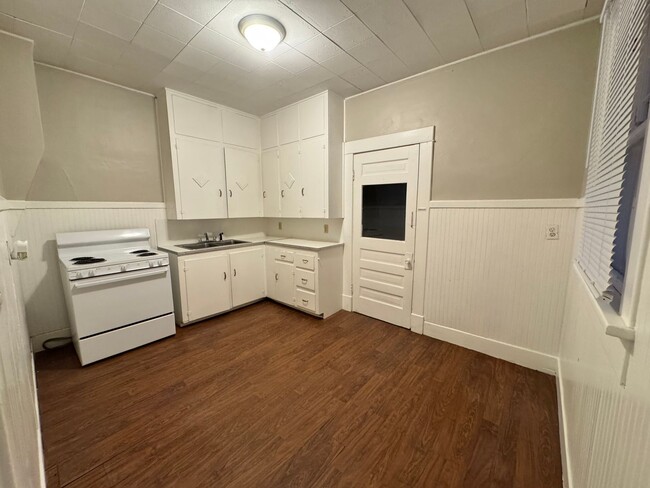 Building Photo - Spacious Home in Newton - 2 Bed/1 bath *Op...