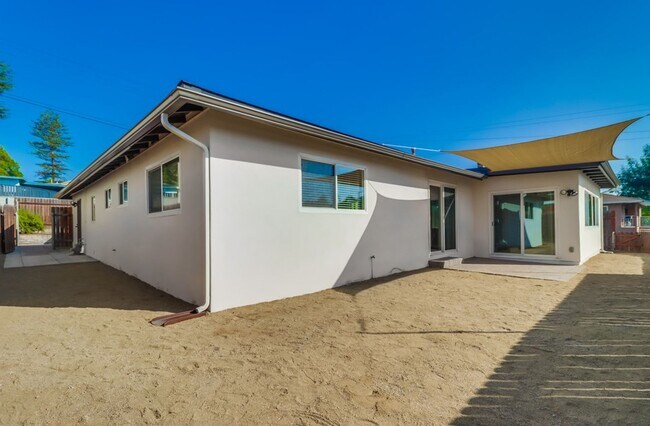 Building Photo - Pristine 4 bedroom, 2 bath, single level h...