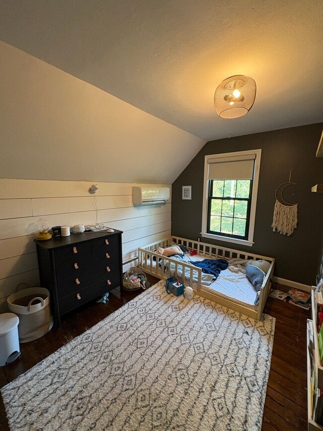 Building Photo - Cozy 3-Bedroom 1.5 -Bathroom Home with Fen...