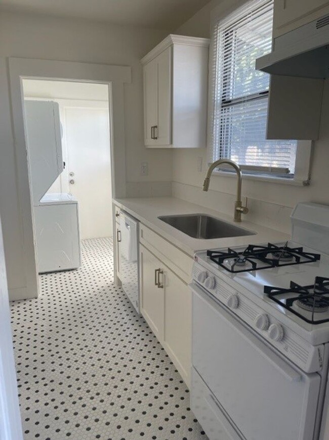 Building Photo - Just few Blocks from the water & next to A...