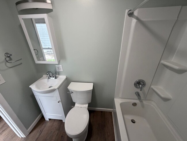 Building Photo - 3 bedroom house