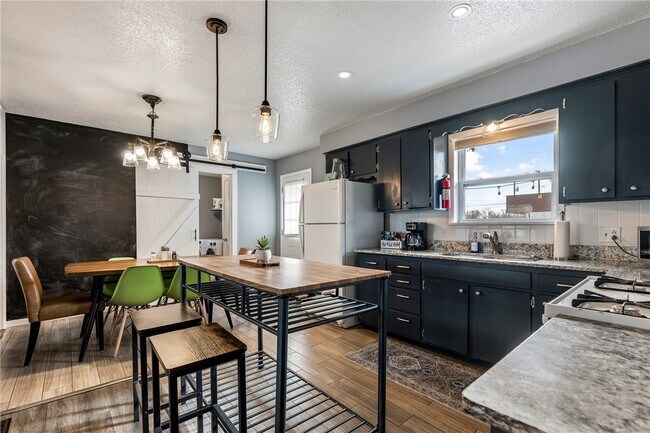 Building Photo - 110 SE 13th St