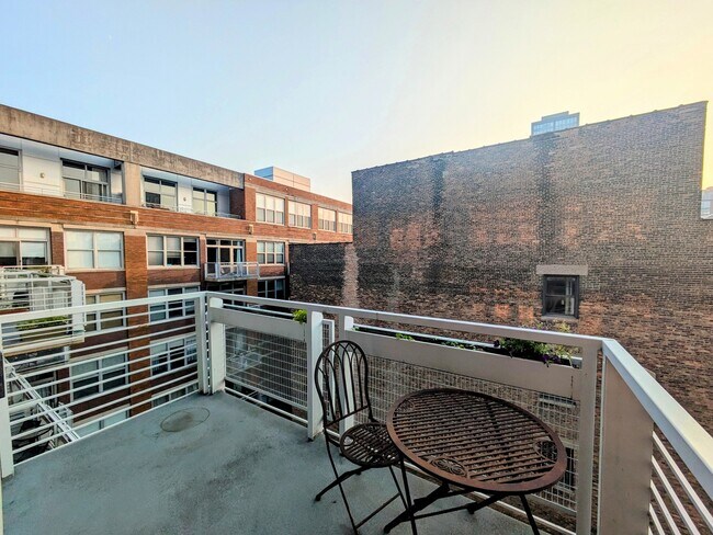 Building Photo - 933 W Van Buren St