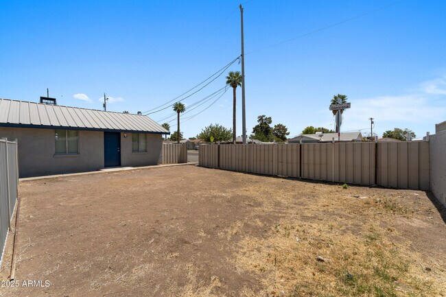 Building Photo - 1860 W Glenrosa Ave