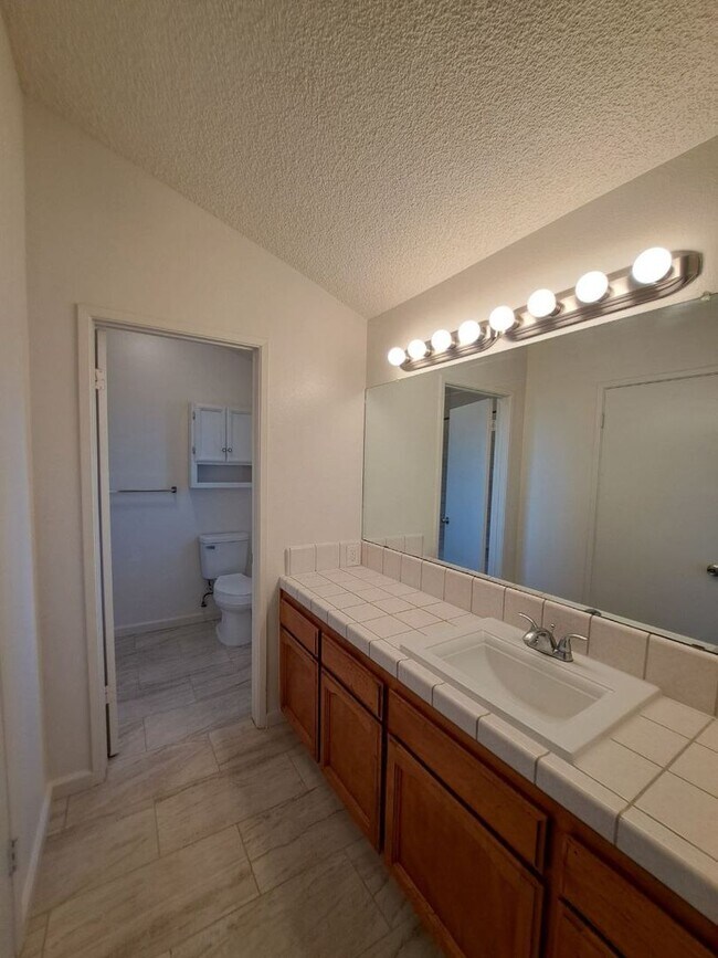 Building Photo - Charming Fresno Home with Beautiful Curb Appeal!