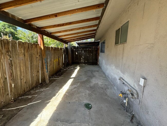 Building Photo - 210 E Harding Ave