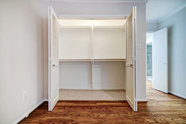 Building Photo - Large Townhome in River Oaks