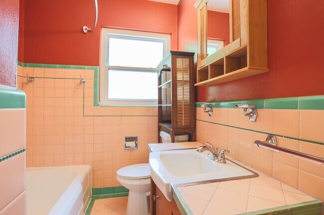 Building Photo - 1254 Dahlia St