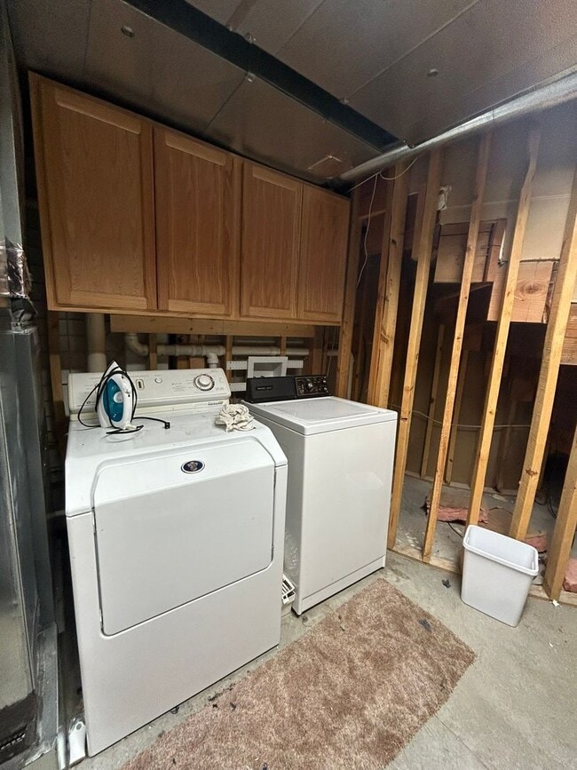 Building Photo - Spacious Daylight Apartment in Hamilton