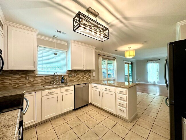 Building Photo - 8425 Hirsch Dr