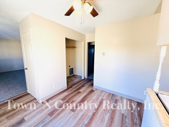 Building Photo - 215 W Alvin Dr