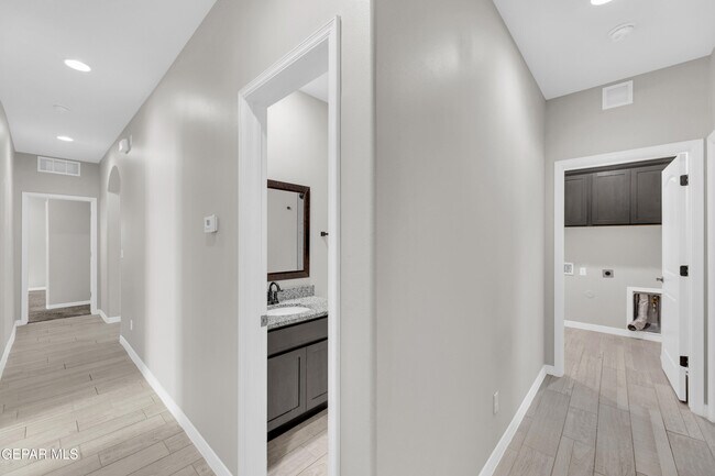 Building Photo - 10613 Hidden Palm Pl