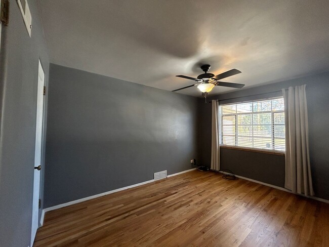 Building Photo - $0 DEPOSIT OPTIONS. CHARMING 4-BEDROOM HOM...