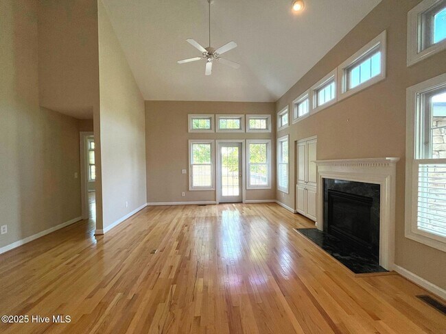 Building Photo - 150 Starland Ln