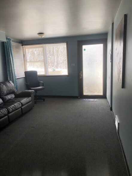 Building Photo - 100 Vana Dr