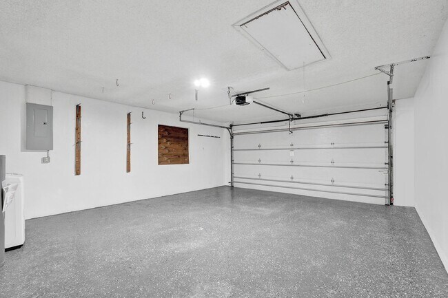 Building Photo - 5127 Woodstone Cir E