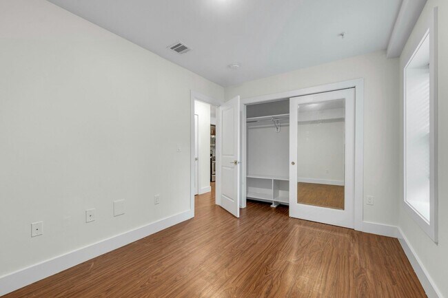 Building Photo - 308 18th St