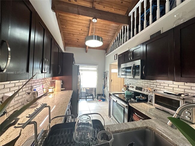 Building Photo - 2312 SW 81st Ave