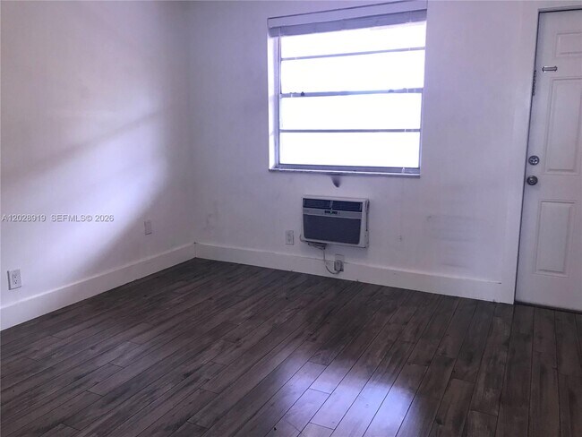 Building Photo - 2915 Plunkett St