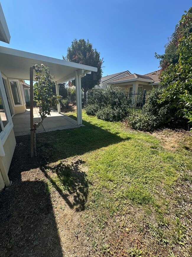 Building Photo - 2 Bed 2 Bath Plus Den In Summerset Orchard...