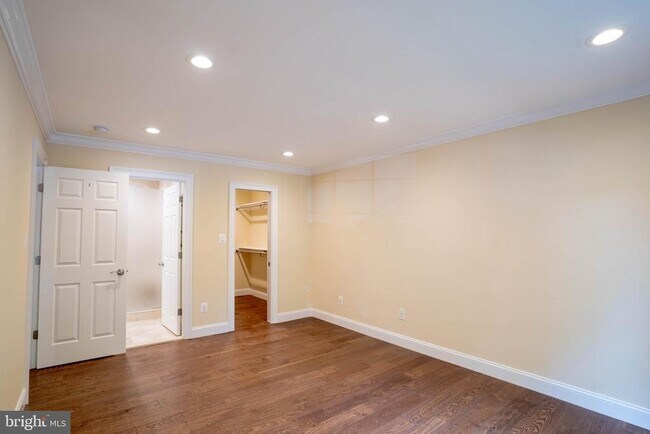 Building Photo - 10039 Oakton Terrace Rd