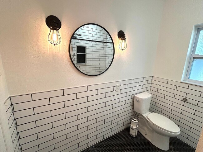 Building Photo - 3 bedroom 1 bath home with a large yard an...