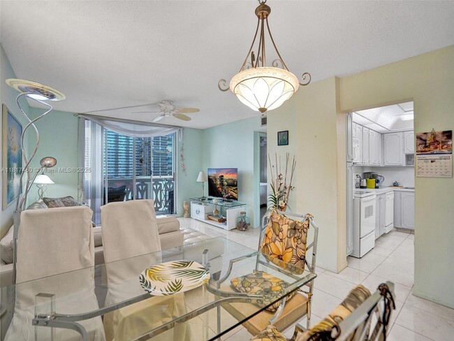 Building Photo - 3113 S Ocean Dr