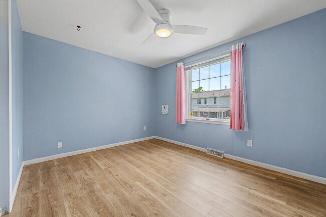 Building Photo - "Spacious 4-Bedroom Oasis with 4 Full Baths in Prime Englewood Location – 3306 Sq. Ft. of Comfort...