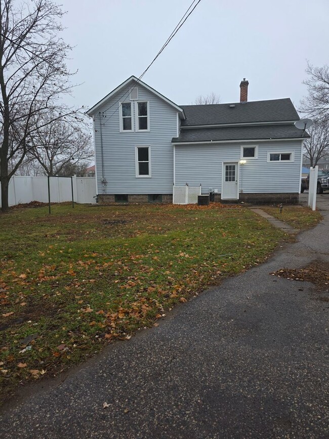 Building Photo - 4 Bed 1.5 Bath Single Family Home in Nekoosa