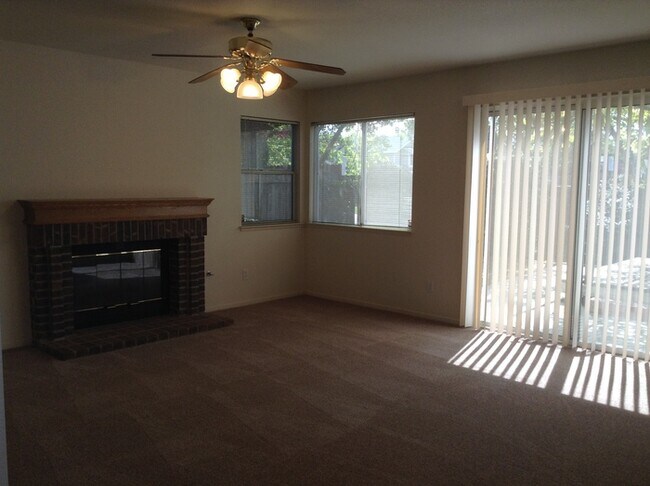 Building Photo - Beautiful 5 bedroom 3 bath home located in Antelope!